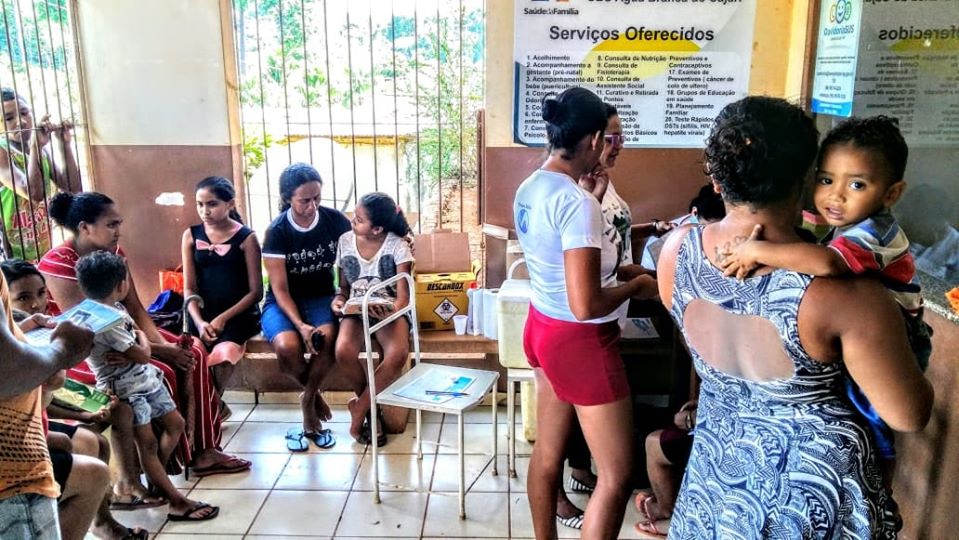 Laranjal do Jari realiza atualização de caderneta de vacinação e aplicação contra o sarampo na zona rural.